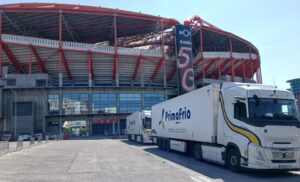 camiones transporte césped natural